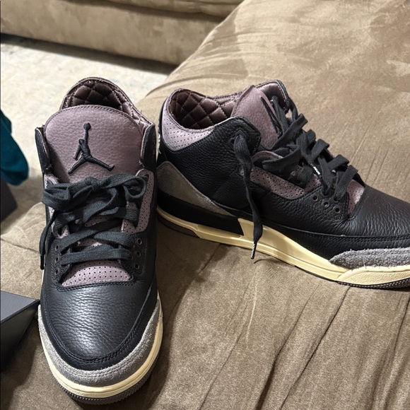 Jordan Men's Black and Purple Sneakers